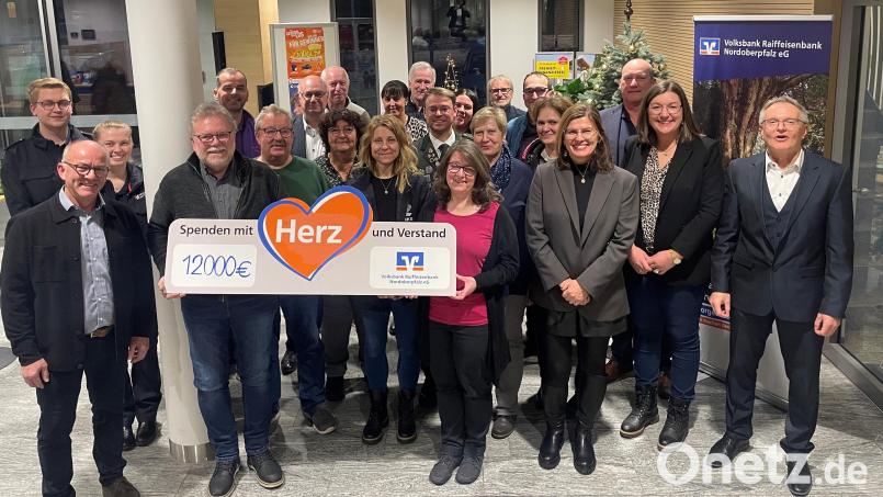 Regionalmarktleiter Harald Zottmeier (rechts) und Geschäftsstellenleiter Dieter Ernstberger (hintere Reihe, rechts) übergeben die Zuwendung an die Vertretern der Vereine und Einrichtungen. Bild: Volksbank Raiffeisenbank Nordoberpfalz eG