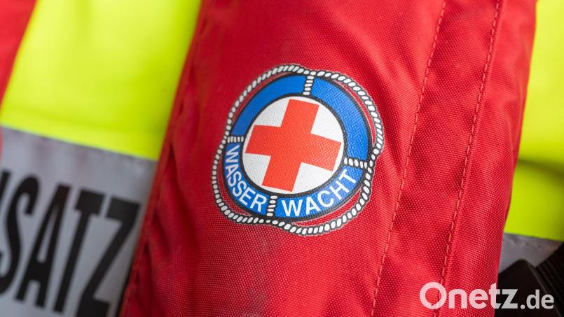 Helfer der Wasserwachten und Feuerwehren bargen die Leiche aus der Saalach. (Symbolbild) Bild: Peter Kneffel/dpa