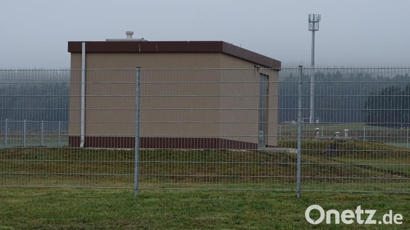 Eingezäunt, damit ungebetenen Besuchern der Zutritt erschwert wird: Der neue Brunnen IV zwischen Knölling und Dürnsricht hätte zunächst 350 000 Euro kosten sollen. Unter dem Strich standen schließlich stolze 600 000 Euro. Bild: Houschka