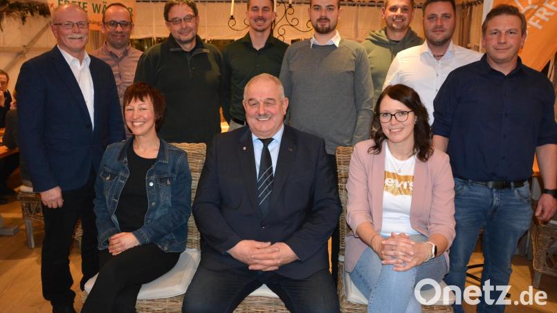 Mit dieser Mannschaft gehen die Freien Wähler Leonberg in die Kommunalwahl am 8. März 2026. Im Bild (sitzend von links) Franziska Thurn, Bürgermeisterkandidat Johann Burger und Alexandra Burger. Stehend (von links) Wahlleiter Max Bindl, Thomas Lindner, Detlef Bornemann, Peter Wührl, Jonas Wohlrab, Johannes Wohlrab, Alexander Fachtan und Tobias Breitengraser. Bild: jr