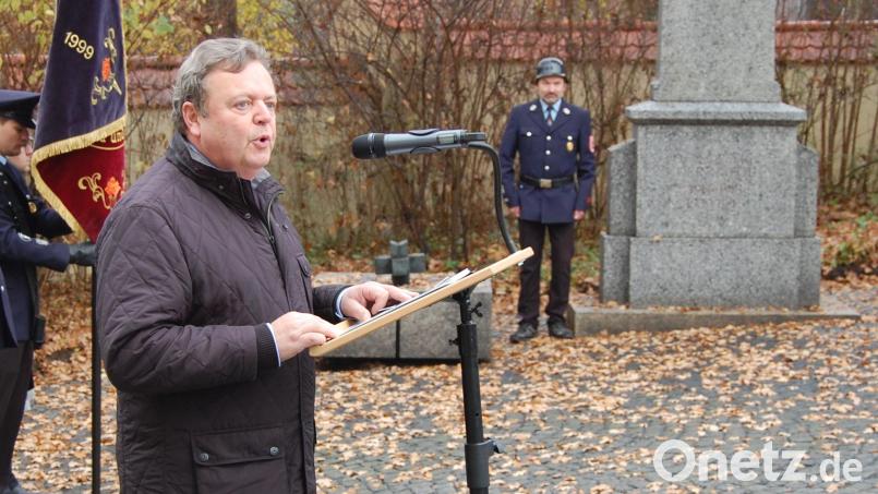 Bürgermeister Dr. Gerhard Kellner bei einer seiner vielen öffentlichen Aufgaben. Hier bei einer Ansprache zum Volkstrauertag. Archivbild: sm
