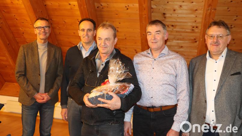 Der langjährige Wasserwart Hans Krauß (Mitte) wird von den mit der Wasserversorgung betroffenen Bürgermeistern und den Verbandsräten in den Ruhestand verabschiedet,
von links: Peter Achatzi (Neukirchen), Hans-Jürgen Strehl (Edelsfeld), Hans Krauß, Verbandsvorsitzender Peter Gradl und Hans-Martin Schertl (Vilseck). Bild: gru