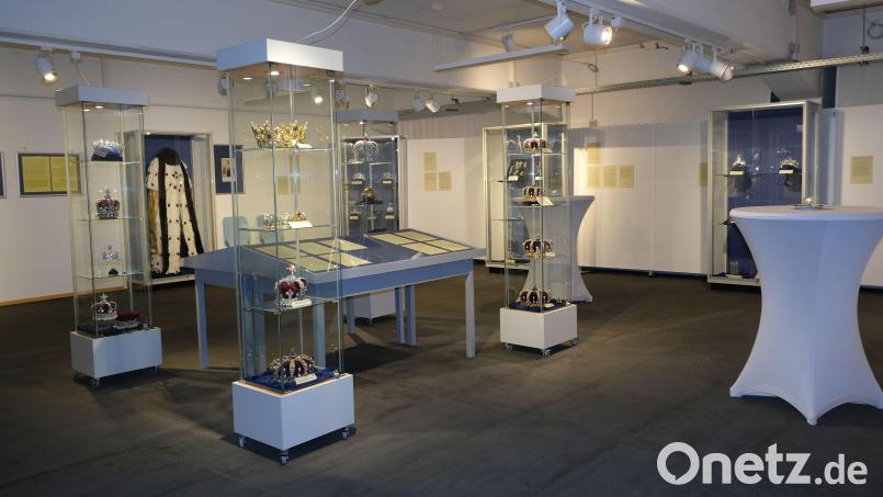 Das Museum Mitterteich zeigt unter dem Titel "Glanz und Gloria" eine Ausstellung mit Repliken von europäischen Kronjuwelen. Bild: Museum Mitterteich/exb