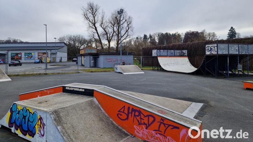 Umgeben von einem Bauzaun, neben einem Graffiti-beschmierten Klohäuschen, ohne Sitzgelegenheiten oder Bepflanzung: Die Skateanlage am Dultplatz in Sulzbach-Rosenberg gibt ein tristes Bild ab und wird vom Jugendbeirat als ein Beispiel von mehreren genannt, dass für Jugendliche in der Stadt zu wenig getan werde. Bild: Tobias Gräf