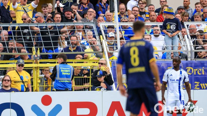 Der Schalker Christopher Antwi-Adjei (r) war beim Pokalspiel bei Lok Leipzig rassistisch beleidigt worden. (Archivbild) Bild: Jan Woitas/dpa