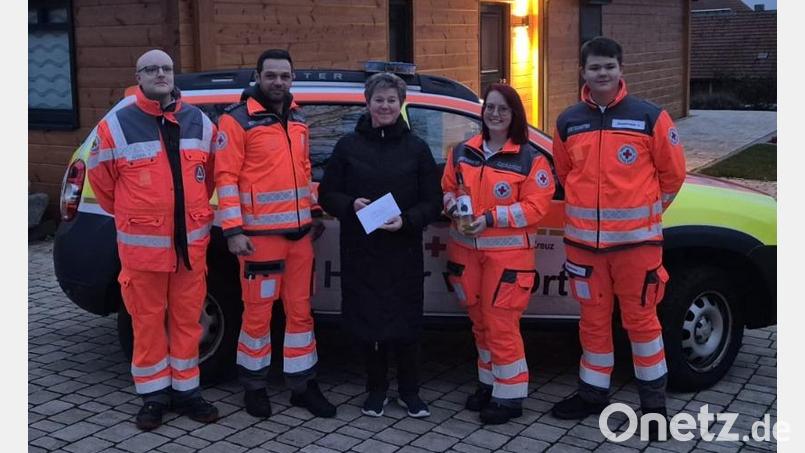 Katrin Senft übergibt Spende an BRK Helfer vor Ort in Windischeschenbach. Bild: Ediz Kozanli