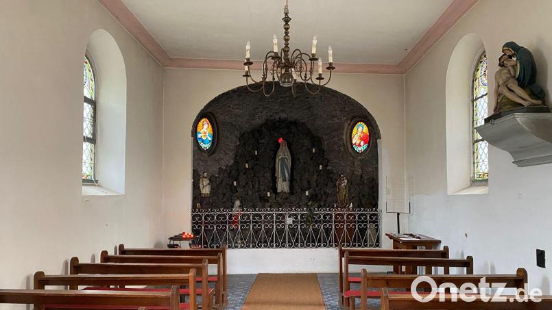 Der Landkreis Tirschenreuth bezuschusst den denkmalpflegerischen Mehraufwand von Sanierungsmaßnahmen. 1900 Euro gehen an die katholische Kirchenstiftung St. Laurentius in Bad Neualbenreuth für die Restaurierung der Raumschale beziehungsweise Lourdes-Grotte in der Friedhofskapelle. Bild: rti