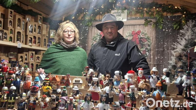 Erstmals auf dem Weihnachtsmarkt auf Schloss Guteneck und gleich vollauf zufrieden: Kerstin und Johannes Dirschwigl aus Oberkatzbach mit ihren Räuchermännchen. Bild: jua