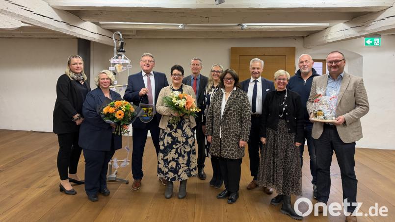Die Vertreter des Elternbeirats und Fördervereins Tanja Schönl und Barbara Streit (von links), Bürgermeister Hans-Martin Schertl, Schulamtsdirektor Gerald Haas, Konrektorin Claudia Neidl, Edith Ruppert-Groher, 2. Bürgermeister Thorsten Grädler, Verbundkoordinatorin Michaela Bergmann, CSU-Fraktionsvorsitzender Peter Lehner und Bürgermeister Uwe König bereiteten der neuen Rektorin Iris Eckert (vorne Mitte) einen herzlichen Empfang. Bild: Stefanie Gradl