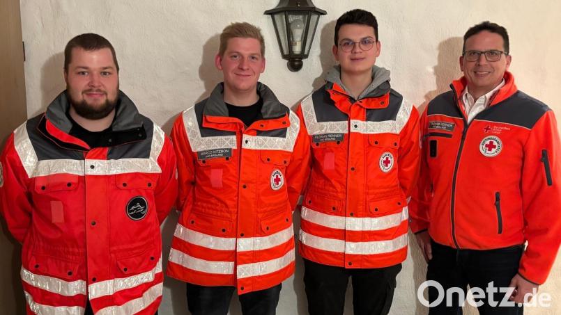 Marco Nitzbon und Florian Renner (Zweiter und Dritter von links) sind die neuen Helfer vor Ort im Standort Birgland-Illschwang. Es gratulieren ihnen Vorsitzender Thomas Renner (rechts) und Tobias Hofmann, der Koordinator für Helfer vor Ort im Kreisverband Amberg-Sulzbach (links). Nicht im Bild ist die neue Ersthelferin Carina Graf. Bild: Erhard Nitzbon