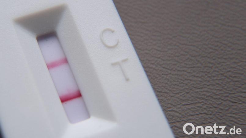 Weil er nicht gemachte Corona-Tests im Umfang von etwa 220.000 Euro abgerechnet hat, ist ein Angeklagter in Augsburg zu einer Bewährungsstrafe verurteilt worden. (Symbolbild) Bild: Sebastian Gollnow/dpa