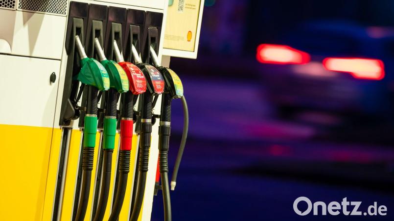 Tanken war 2025 zum dritten Mal in Folge billiger als im Vorjahr. (Archivbild) Bild: Jonas Walzberg/dpa
