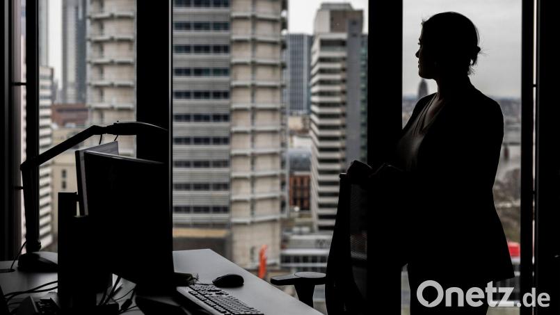 Frauen verdienen laut Statistischem Landesamt nach wie vor weniger als Männer - auch bei vergleichbarer Arbeit. (Symbolbild) Bild: Hannes P Albert/dpa/dpa-tmn