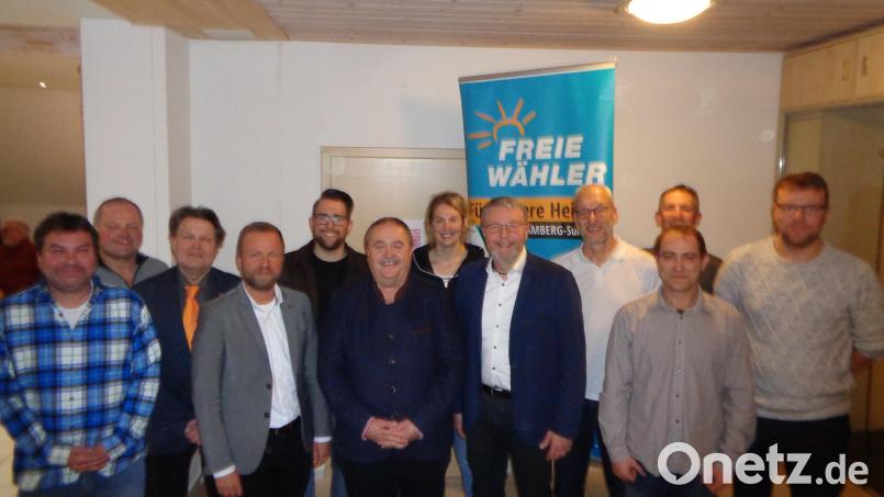 Die Kandidatenliste der Freien Wähler in Gebenbach mit Bürgermeisterkandidaten, Gemeinderatskandidaten und Gästen. Von links: Jan Masek, Franz Gottschalk Günther Frieser, Bernhard Heinisch, Stefan Kroher, Peter Dotzler, Annette Schöpf, Hans Martin Grötsch, Hans Jürgen Zintl, Jaro Jungman, Albert Geitner und Christian Weber. Bild: Peter Dotzler