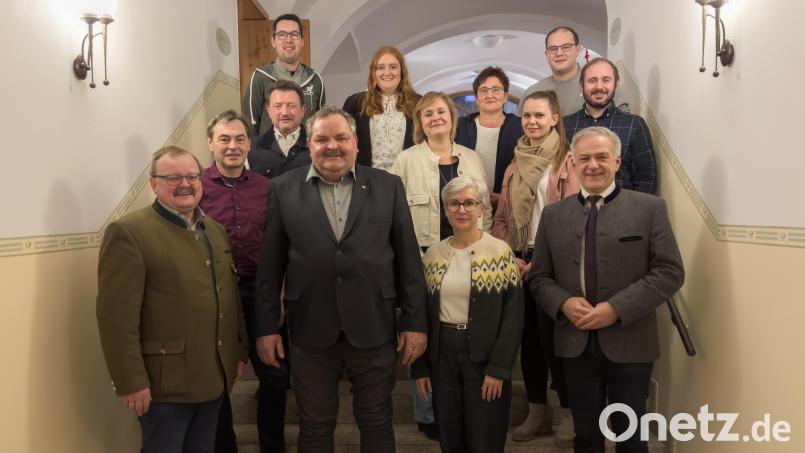 Die Nominierten der CSU Bärnau, darunter Bürgermeisterkandidat Michael Schedl (vorne, Dritter von rechts), Stadträtin Alexandra Morgado (Zweite von rechts) und Stadtrat Georg Sollfrank (Zweiter von links) sowie Bürgermeister Alfred Stier (unten links) und Landrat Roland Grillmeier (unten rechts). Bild: Susanne Forster
