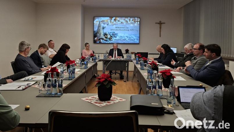 In der Jahresabschlusssitzung des Plößberger Marktgemeinderats blickt das Gremium auf die kommunalpolitische Arbeit im vergangenen Jahr zurück. Verschiedene Beauftragte der Gemeinde erstatten ihre Berichte. Bild: Hans Prem