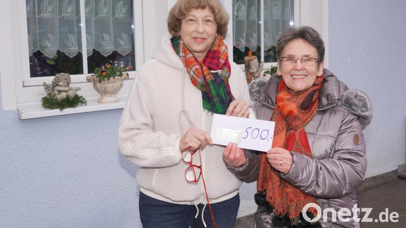 Christa Wildenauer (rechts) übergibt 500 Euro für das Weidener Tierheim an die "Botin" Dagmar Heine. Bild: Franz Völkl
