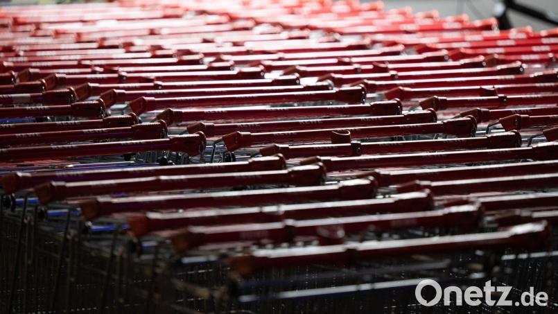 Der Hersteller von Einkaufswagen Wanzl will zwei seiner deutschen Werke schließen. (Symbolbild) Bild: Sebastian Kahnert/dpa