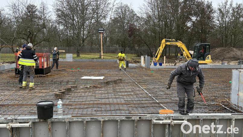 Auf der Baustelle der neuen Kita wird gerade die Bewehrung für die riesige Bodenplatte installiert. Bild: ge