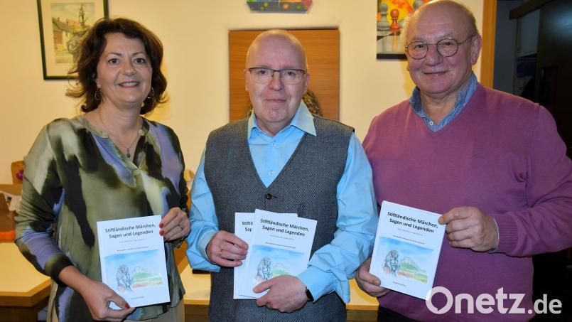 Die drei Macher des neuen Sagenbuches: Illustratorin Nicole Schuller, Herausgeber Herbert Hackbarth und Verleger Eckhard Bodner (von links). Bild: ubb