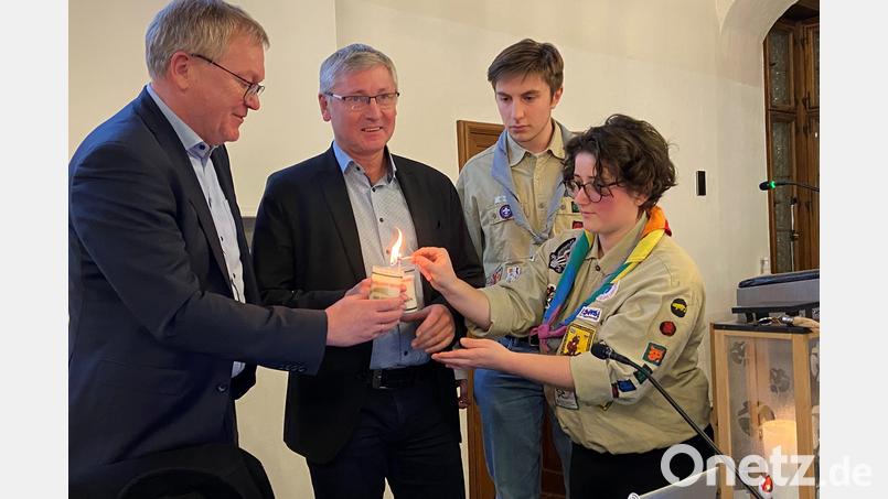 Bei der Übergabe des Friedenslichts im Amberger Stadtrat (von links): Oberbürgermeister Michael Cerny, Bürgermeister Franz Badura, Lennart Kohl und Sophia Schwab (Pfadfinderschaft St. Georg Ammersricht). Bild: ass