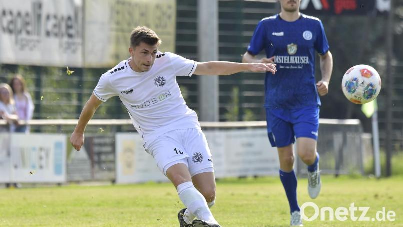 Fabian Geitner (links) verlässt den Bayernligisten DJK Gebenbach und spielt nach der Winterpause für den FC Amberg in der Bezirksliga Nord. Bild: Hubert Ziegler