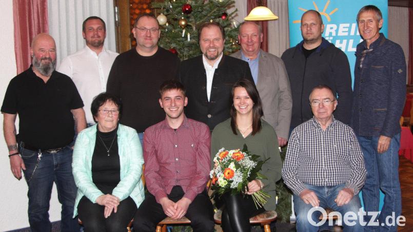 Das Votum für die Kandidaten, die bei der Kommunalwahl für diie Freien Wähler in Fuchsmühl antreten werden, ist einstimmig. Gäste im Hotel Hackelstein sind Markus Schäffler aus Wiesau (rechts) und Hubert Schicker aus Pechtnersreuth bei Waldsassen (hintere Reihe, Vierter von links). Bild: wro