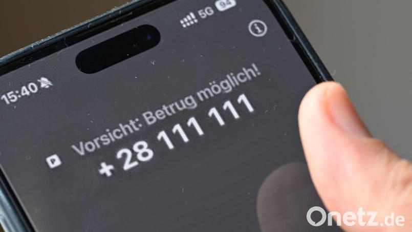 So sieht der Warnhinweis von Vodafone aus, bei der Telekom wird marginal anders gewarnt: "Vorsicht, möglicher Betrug!" Bild: Wolf von Dewitz/dpa