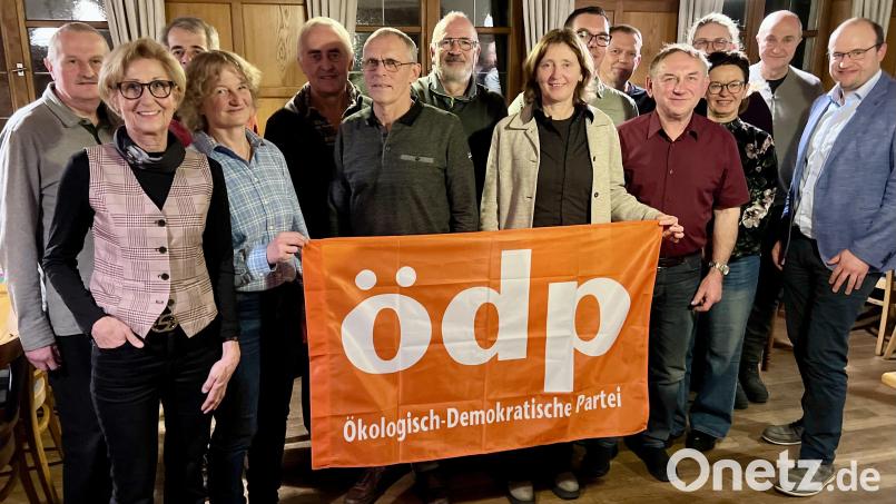 Das Foto zeigt die bei Aufstellungsversammlung anwesenden Kandidaten der ÖDP für den Kreistag. Bild: Klaus Mrasek