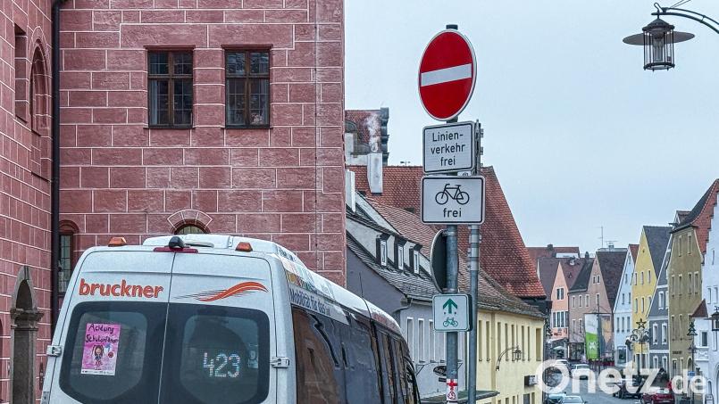 Vom Luitpoldplatz aus kommend ist die Einfahrt in den "Stöpsel" genannten Bereich verboten – außer für Linienbusse und Radfahrer. Viele Einheimische halten diesen Abschnitt deshalb für eine Einbahnstraße. Doch das ist sie nicht. Bild: Stephan Huber