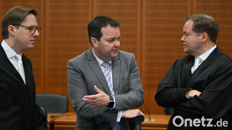 Im Prozess gegen den ehemaligen DFB-Schatzmeister Stephan Osnabrügge (M) darf ein wichtiger Zeuge momentan noch nicht aussagen. Bild: Arne Dedert/dpa