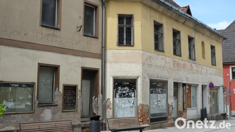 Die maroden Meierhofer-Häuser in der Friedrich-Ebert-Straße trüben das Schwandorfer Stadtbild seit vielen Jahren. Bild: Hirsch