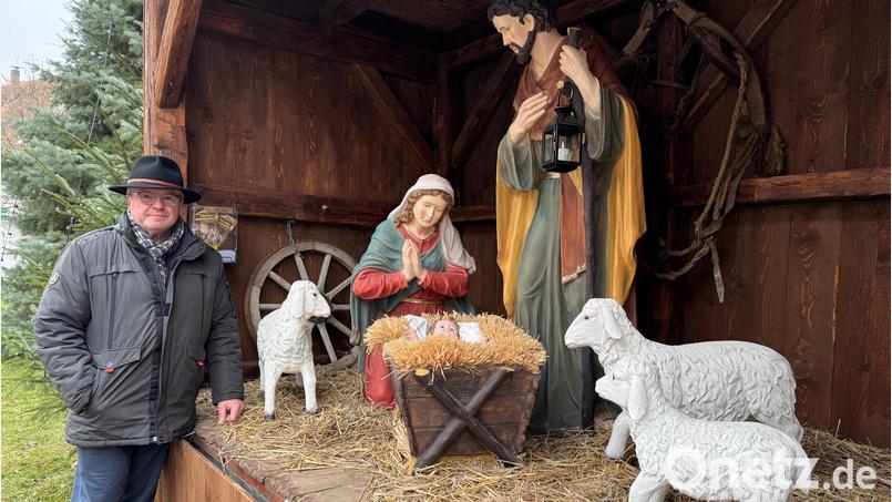 Ewald Vater von den Vilsecker Krippenfreunden an der neuen Krippe auf dem Marktplatz in Vilseck: Er versteht nicht, warum sie schon zweimal beschädigt worden ist. Bild: Heike Unger