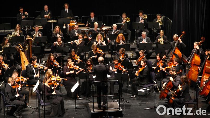 Das Amberger Sinfonieorchester lädt auch in diesem Jahr zu einem festlichen Silvesterkonzert im Stadttheater Amberg ein. Archivbild: Wolfgang Steinbacher