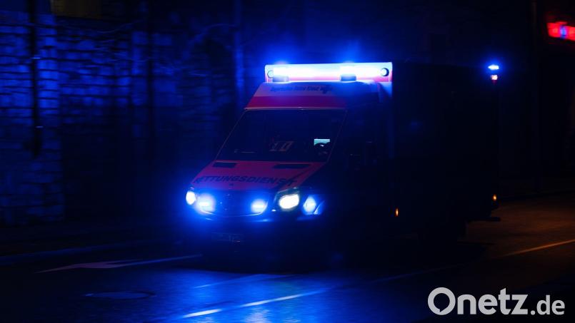 Der 38-jährige Feuerwehrmann kam nach dem Unfall mit Kopfverletzungen ins Krankenhaus. (Symbolbild) Bild: Nicolas Armer/dpa