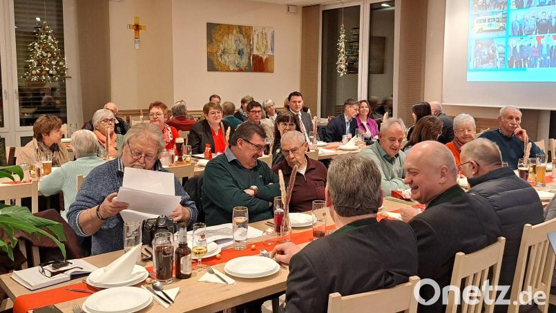 Eine große Gemeinschaft feierte das 40-jährige Bestehen des Bürgerbusses im Landkreis Schwandorf. Bild: wel