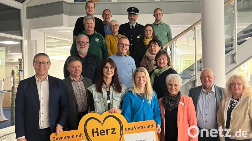 Spendenübergabe der Raiffeisenbank Oberpfalz NordWest in Erbendorf: 14 Vereine erhalten eine Spende durch Geschäftsstellenleiter Hans Dumler (links) und Kundenberaterin Rita Kunz (Dritte von rechts) überreicht. Bild: Angelika Eichhorn
