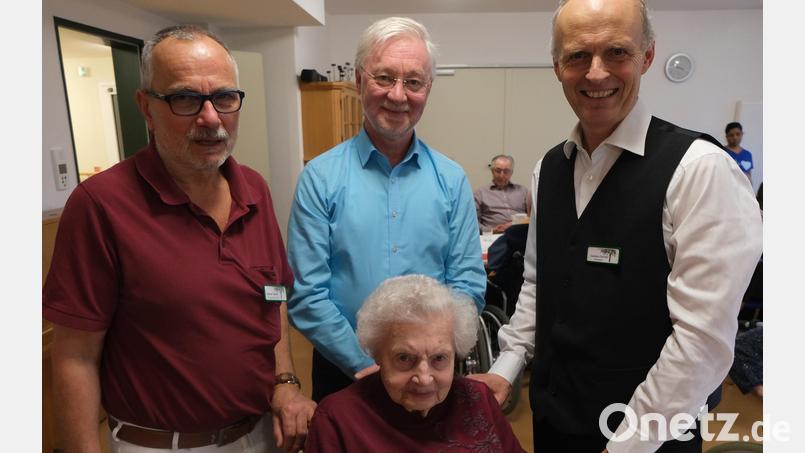 Gratulation zum 95. Geburtstag von Ilse Galland (Mitte). Im Bild von links: : Pflegedienstleiter Rainer Bauer, Pfarrer Wilfried Römischer und Heimleiter Carsten Fischer. Bild: Fred Lehner
