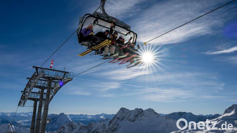 An der Zugspitze eröffnete das Skigebiet im November. Die Hauptsaison dort und vielen anderen alpinen Skigebieten beginnt an diesem Wochenende. (Archiv) Bild: Peter Kneffel/dpa