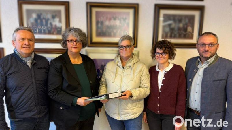 Bei der Einreichung der Kandidatenliste der UWG Waidhaus (von links): Zweiter Bürgermeister Josef Schmucker, Wahlleiterin Kerstin Wilka-Dierl, Stellvertretende Wahlbeauftragte Susanne Theiß, Stellvertretende Wahlleiterin Michaela Menzel und Bürgermeister Markus Bauriedl. Bild: Markus Bauriedl