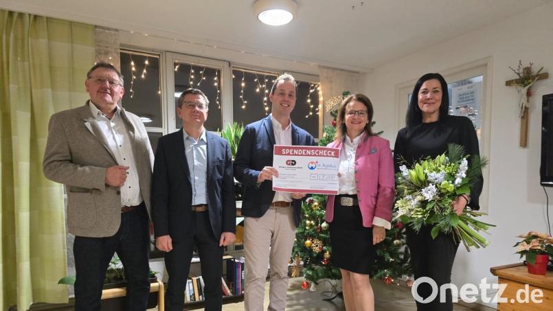 Das Bauunternehmen Gebr. Donhauser hat dem BRK-Seniorenheim St. Ägidius in Vilseck 5000 Euro gespendet. Bild: BRK-Seniorenheim St. Ägidius