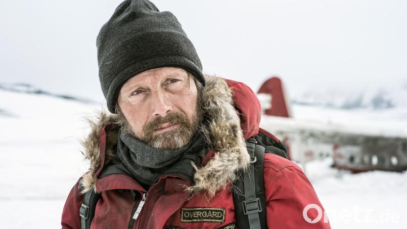 Arctic Pilot Overgård (Mads Mikkelsen) ist seit dem Absturz seines Flugzeugs in der Arktis auf sich allein gestellt. Bild: -/Arctic The Movie LLC/ARTE F/dpa