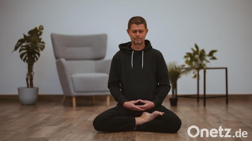 "Die Gedanken ziehen wie Wolken heran, sie ziehen wieder weg": Josef Most aus Weiden meditiert jeden Morgen. Bild: Sara Neidhardt