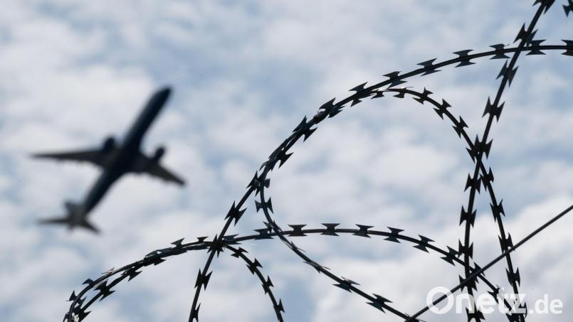 Abschiebungen nach Afghanistan erfolgen nun auch per Linienflug. (Symbolbild) Bild: Sebastian Gollnow/dpa