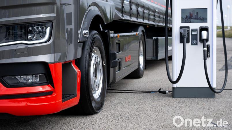 Auch bei Lkw spielt Elektromobilität künftig eine größere Rolle. (Symbolbild) Bild: Sven Hoppe/dpa