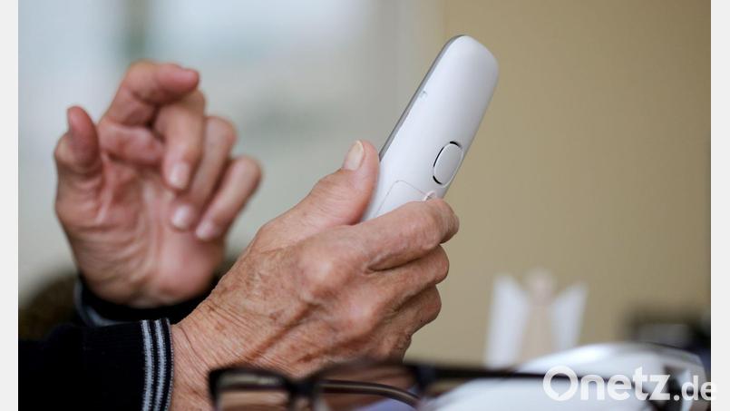 Telefonbetrüger versuchten es bei dem Mann aus Ingolstadt mit derselben Masche. (Symbolbild) Bild: Roland Weihrauch/dpa