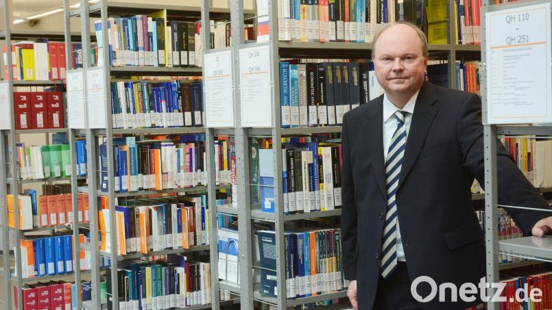 Professor Dr. Wolfgang Weber lehrt an der OTH Amberg-Weiden Wirtschaftsgeographie, Makroökonomie und Regionalmanagement und ist Vizepräsident der Hochschule. Weber beschäftigt sich seit Jahrzehnten mit Strategie-Ansätzen im Rahmen der Regionalentwicklung in ländlichen Räumen. Bild: Gabriele Schönberger