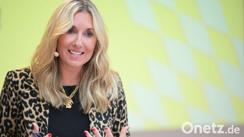 Kultusministerin Anna Stolz (Freie Wähler) sieht im Spielen von Hymnen einen „Gänsehautmoment“. (Archivbild) Bild: Malin Wunderlich/dpa