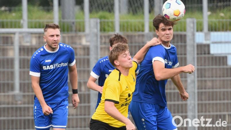 Die SpVgg SV Weiden II (rechts Paul Richthammer) brachte dem Bezirksliga-Tabellenführer FC Amberg die bislang einzige Saisonniederlage bei. Den 2:0-Heimsieg würden die Schwarz-Blauen gerne auch in der Rückrunde wiederholen. Bereits im März kommt es zum Aufeinandertreffen in Amberg. Bild: Gerhard Büttner