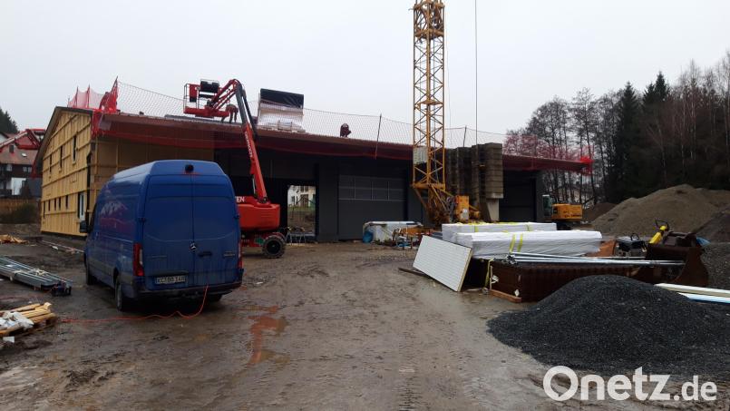 Die Außenarbeiten an der neuen Bauhofhalle in Mehlmeisel sind fast fertig. Im Januar wird der Innenausbau abgeschlossen. Bild: wkr
